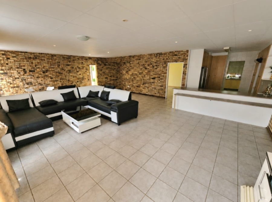 5 Bedroom Property for Sale in Kannoniers Park North West